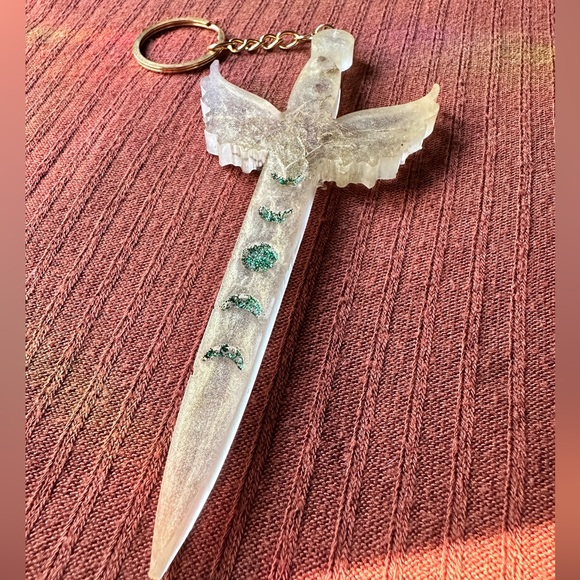 Accessories - 🌿Pretty handmade moss & lichen pale gold quartz winged resin dagger keychain🌿